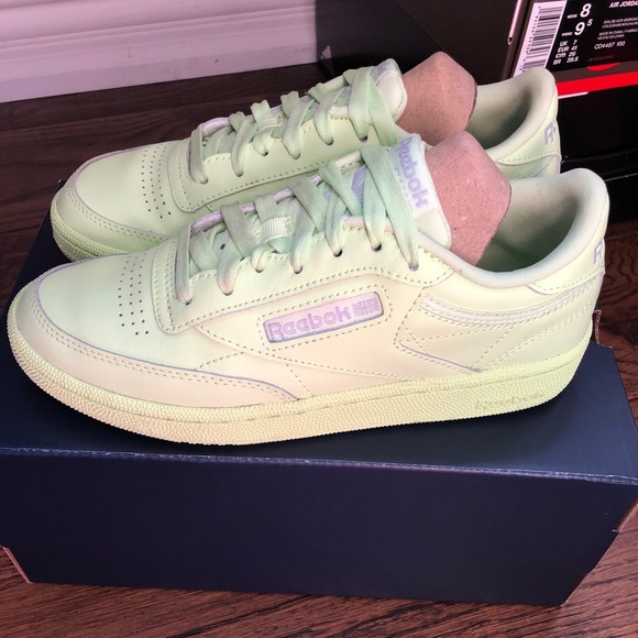 ARITZIA EMPLOYEE EXCLUSIVE REEBOK CLASSIC - Picture 4 of 5